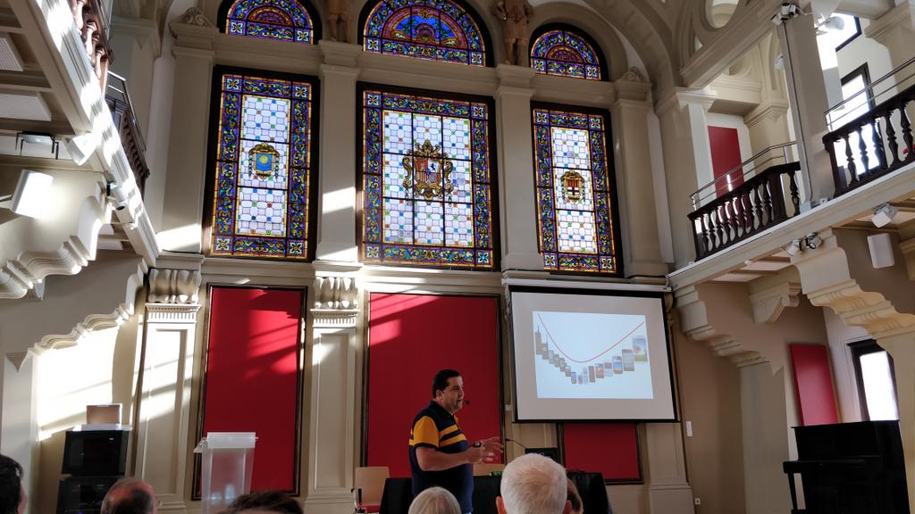 vicentferrer's tweet photo. Passat, present i futur del mòbil, @juanfratic a la trobada #mobilitzenmoslacenet de seus de #WMCProject de l'@EquipLaceNet https://t.co/xMKjAh4DBy