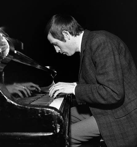 'Like to play a number on the soprano, this time, this one is er.. an original which is entitled 'In The Night' and the piano introduction is played by Gordon Beck....'
Photo: Freddy Warren
youtube.com/watch?v=3gfp56…