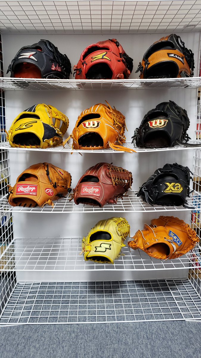 てぃん外野手 On Twitter グローブの棚作ったった 100均クオリティー故に耐久性に不安があるけど まあいいか グローブ グラブ Diy Https T Co V97id2dqrg Twitter