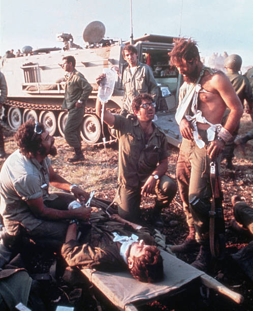 עוד פצועים מהקרבות בגולן ביום הראשון למלחמה.צילום: דוד רובינגר דרך GETTY IMAGESמקור תמונה:  https://media.gettyimages.com/photos/in-the-first-days-of-fighting-in-the-yom-kippur-war-on-the-golan-the-picture-id595264530?k=6&m=595264530&s=612x612&w=0&h=Xmc12ykqDTLpBz_n6qmK_v8N4pcsZfj1Qq8epLlvW-E=