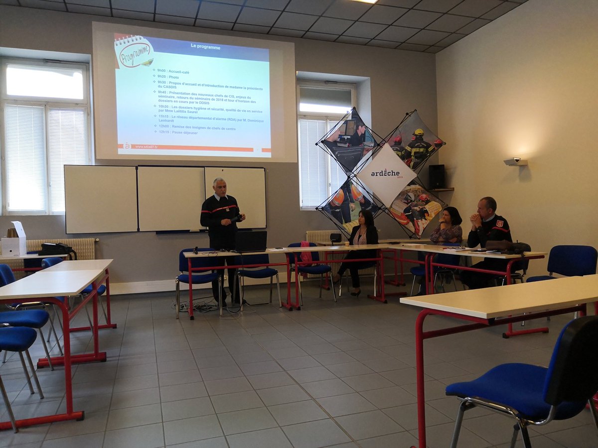 SDISPompiers07's tweet photo. Aujourd'hui séminaire des chefs de centre, de service et adjoints animé par le colonel hors classe Alain Rivière, #DDSIS07 en présence de @SandrineChareyr, présidente du #CASDIS07. Au programme les dossiers structurant du #SDIS07 et des ateliers sur la thématique du #volontariat https://t.co/cfBGyIvuHF