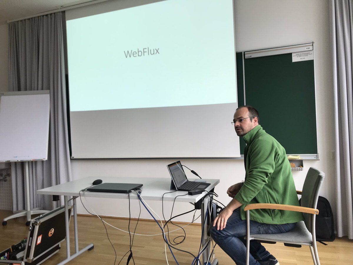 Latti_Nbg's tweet image. Valentin Petras from @SCC_at_DATEV is talking about #webflux #SoCraTesAT
