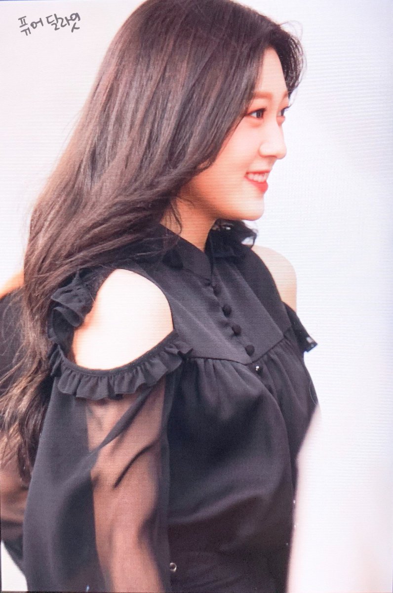 Pure_DLT's tweet photo. 191005 미스터라디오 프리뷰

예림이 콧날에 베일꺼 같아 😭😭

#이달의소녀 #최리 #LOONA #Cheorry https://t.co/8RXF9JRAYZ
