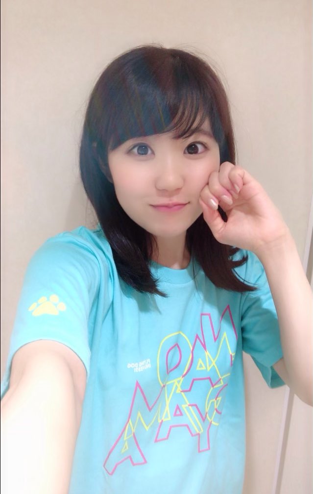 naobou_official's tweet photo. #犬フェス
待機中の皆さん、かなり熱い日になってしまいましたが大丈夫そうでしょうか…！？
ミントブルーの東山Tシャツは、袖のところの肉球がワンポイントなのです♪わんわーん♪
こ���あとはフライングドッグの愉快な私たちと、おんりーわんっ！な時間を過ごしましょう！（東山奈央） https://t.co/pQmVmEwZN1