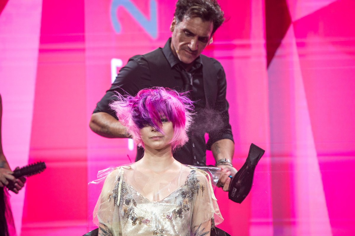 FramesiPK's tweet photo. With his three blades scissor, Antonio Tufano amazed the #FramesiInternationalCongress2019 audience with a craftsmanship show. See the pics of his three amazing hairstyles.

#framesi #hair #show #fashion #Dubai #hairstyles https://t.co/bw47vpKFM2