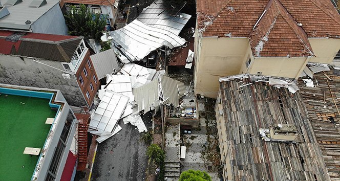 #İstanbul #Maltepe’de şiddetli rüzgar nedeniyle bir okulun çatısı çökerek yol üzerinde bulunan araçların üzerine devrildi. Ortalık savaş alanına döndü. #yağmur #Fırtına #cumartesi
istanbulhaber.com.tr/istanbullular-…
