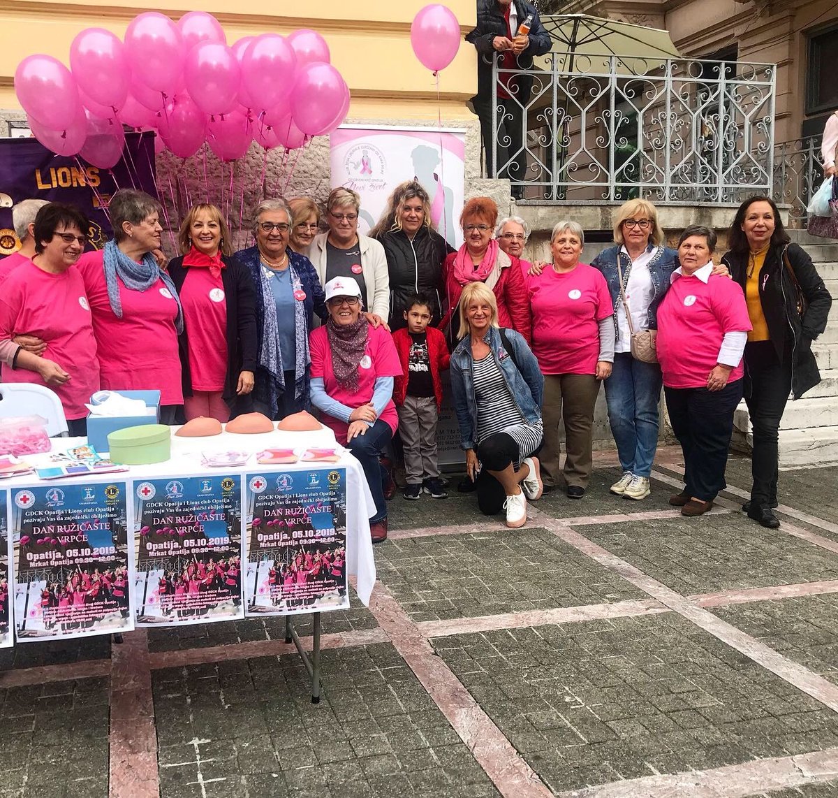 Dan ružičaste vrpce posvećen ranom otkrivanju raka dojke obilježen je ispred Mrkata u organizaciji Gradskog društva Crvenog križa Opatija i Lions kluba Opatija te članica Kluba Novi život GDCK Opatija #danruzicastevrpce