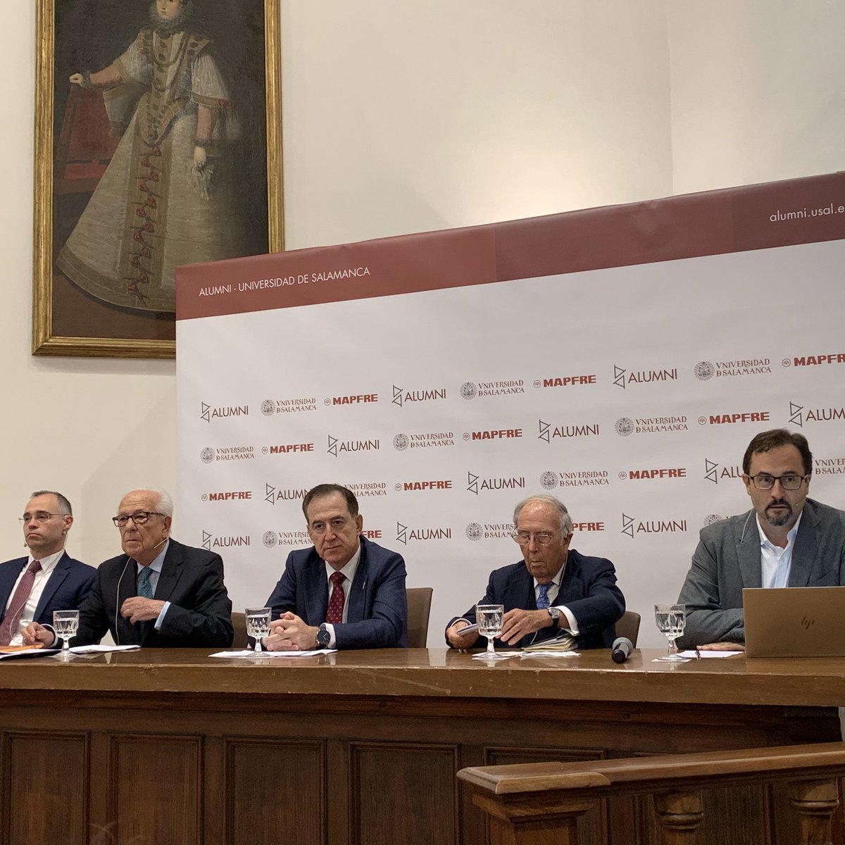 Virginiagalvin's tweet photo. Empieza el #FelizSábado en el paraninfo de la @usal con una mesa en la que @ahuertasmejias de @MAPFRE o #MarcelinoOreja y #FernandoLedesma hablarán sobre la #crisis en Europa y América.  Atenta a sus palabras! https://t.co/VL3o74rTzP