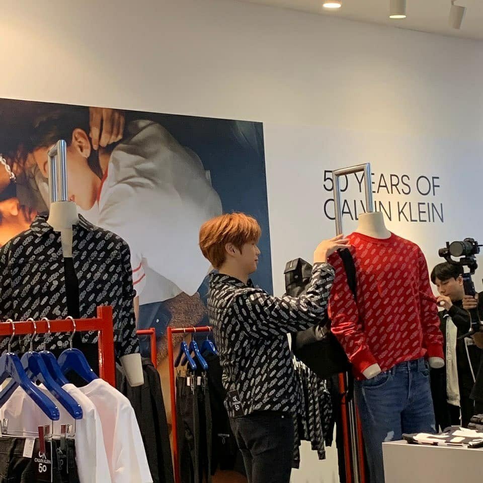 I must put this here. He was busy admiring the red sweater and he finally got off of the event in red. @danielk_konnect  #강다니엘  #KangDaniel #KangDanielforCK50