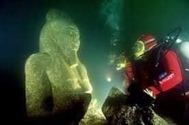 Banananana Twitterissa ヘラクレイオン 一瞬 ムッキムキの神様がいるショッピングモールが脳裏に ｗ