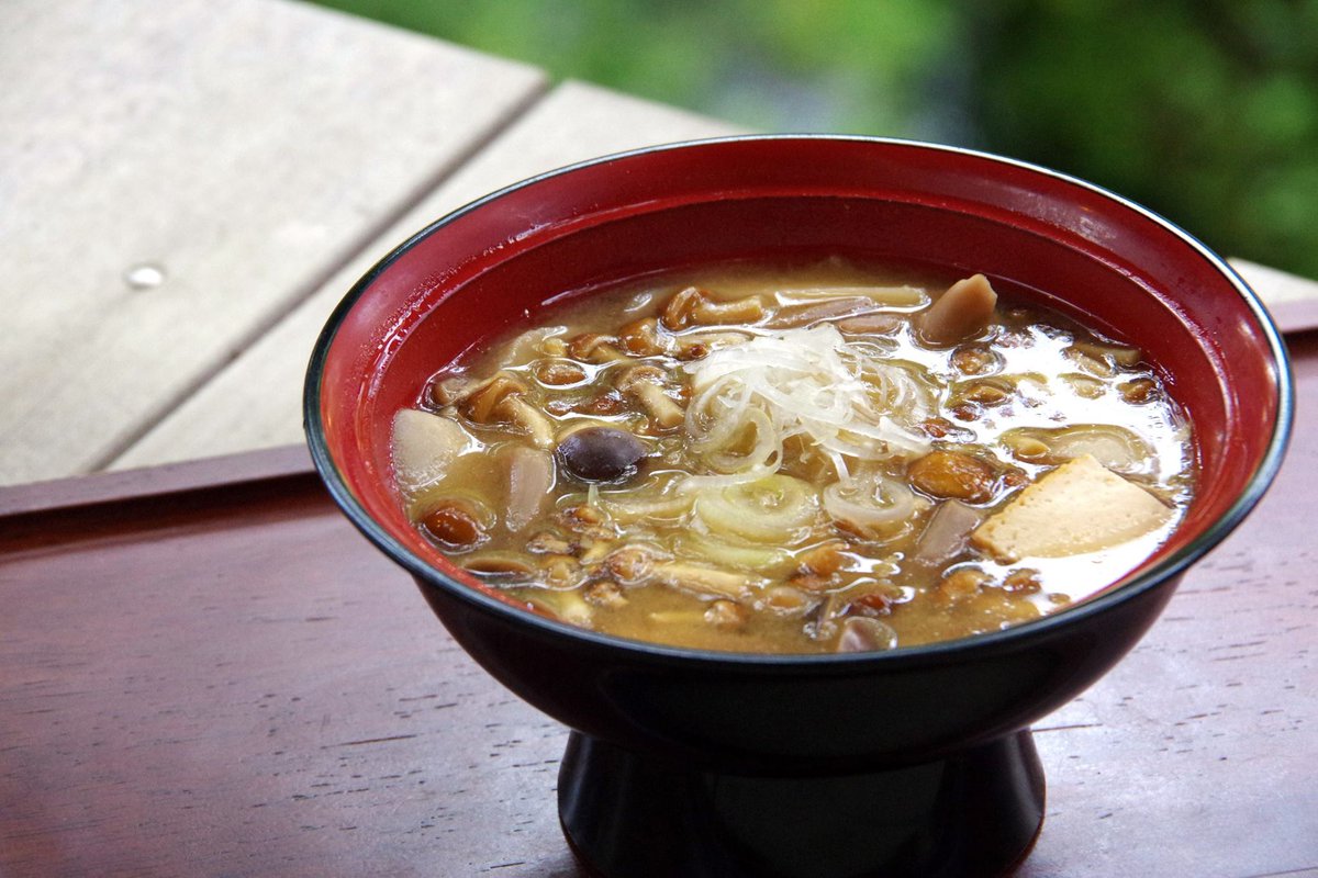 ট ইট র 桜井甘精堂 きのこが美味しい季節 食事処 泉石亭 では 御膳メニューの味噌汁が期間限定で きのこのみそ汁 に 昔ながらのオガ粉で育てた原種系の えのき ヒラタケの栽培品でなく本物の はたけしめじ 信州産の なめこ など 秋の信州