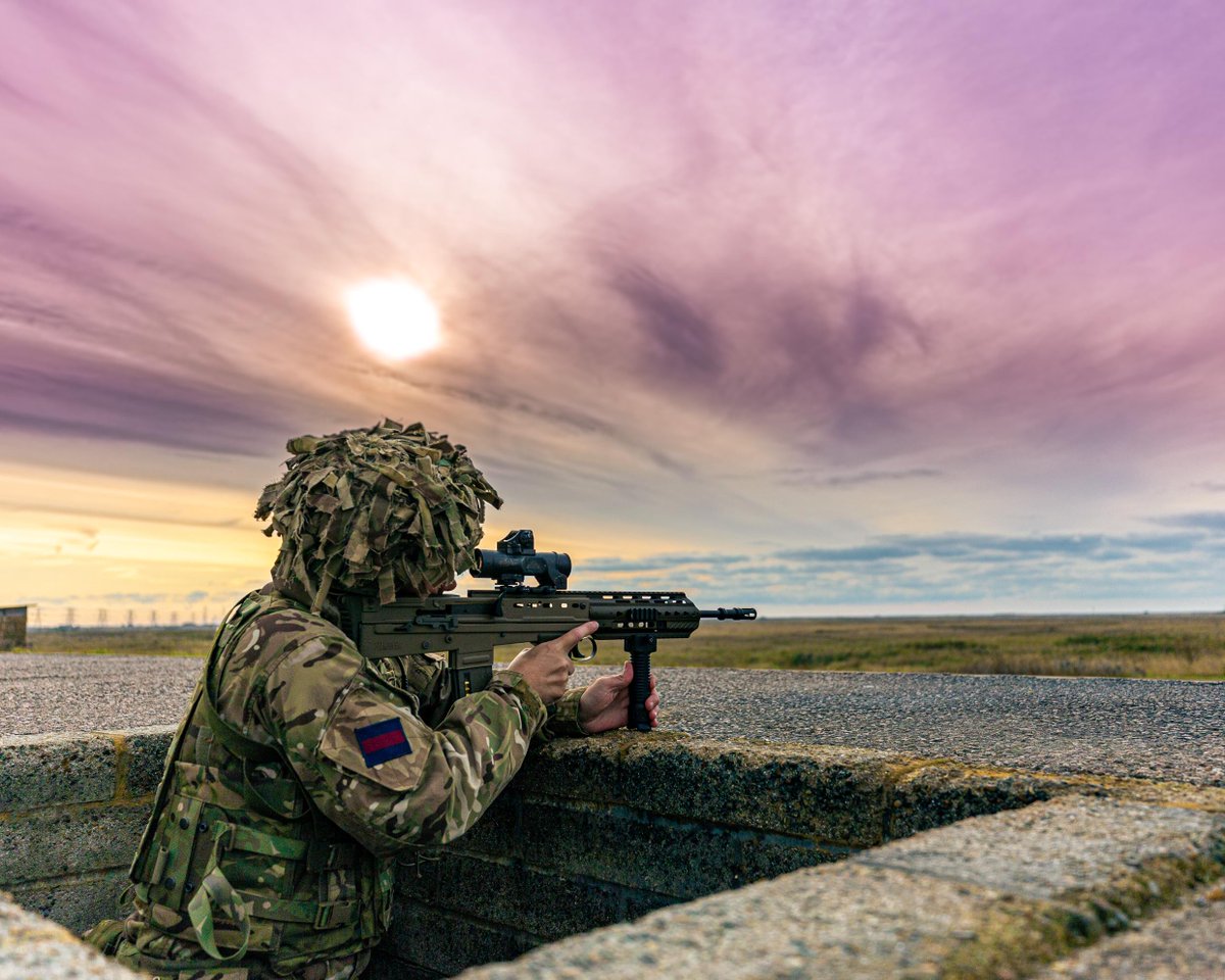 irish_guards's tweet photo. The 'office' environment has changed daily for the Irish Guards as they have spent the week in fresh air, ocean views and a variety of interesting tasks, all in the midst of a huge live firing package on the Kent coast.

#irishguards ☘💂
#TheGuards 
#FightingMicks https://t.co/HS8J2fy4he
