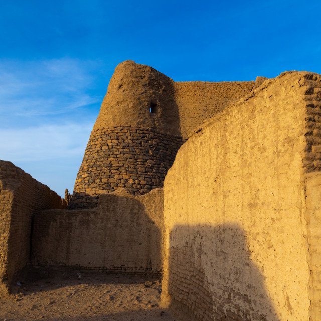 AL-khandaq 6th century (?)settlement dates back to the kushite era, the city grew under the makurian kingdom during which the fortress was built around the 13th century, occupation continued during the islamic era under the funj kingdom  #historyxt-fort-gate to city-ruins