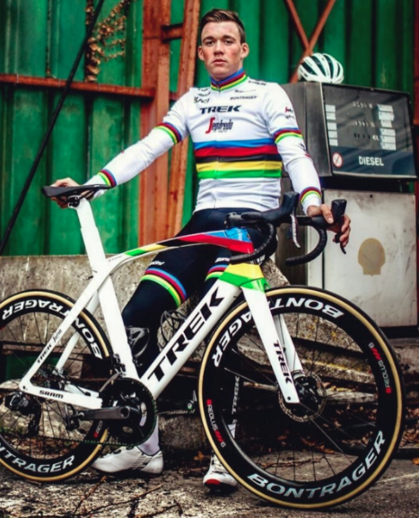 DansLaMusette's tweet photo. Et comme de part hazard, la foto du nouvau champion du monde de cyclimse elle ai prise dans une stassion servisse d'aissance ! Ouvraient les yeux sa devient flagrant #MOTEURS #DOPAGE #MECANIQUE Nous sachons ! https://t.co/u8CyALJxDx