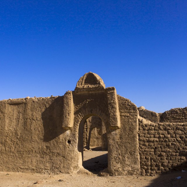 AL-khandaq 6th century (?)settlement dates back to the kushite era, the city grew under the makurian kingdom during which the fortress was built around the 13th century, occupation continued during the islamic era under the funj kingdom  #historyxt-fort-gate to city-ruins