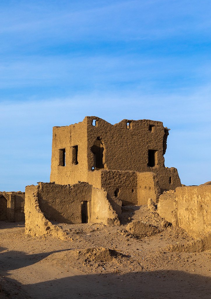 as one of the sultanate's northernmost towns with a number of mudbrick structures dating from that era, itd later went through a resurgence by the end of the 19th century after which it was mostly abandoned by the 70s -abandoned houses