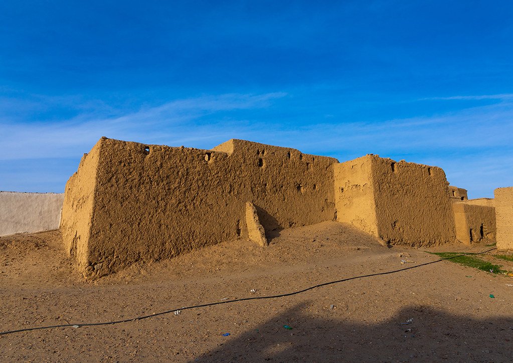 as one of the sultanate's northernmost towns with a number of mudbrick structures dating from that era, itd later went through a resurgence by the end of the 19th century after which it was mostly abandoned by the 70s -abandoned houses