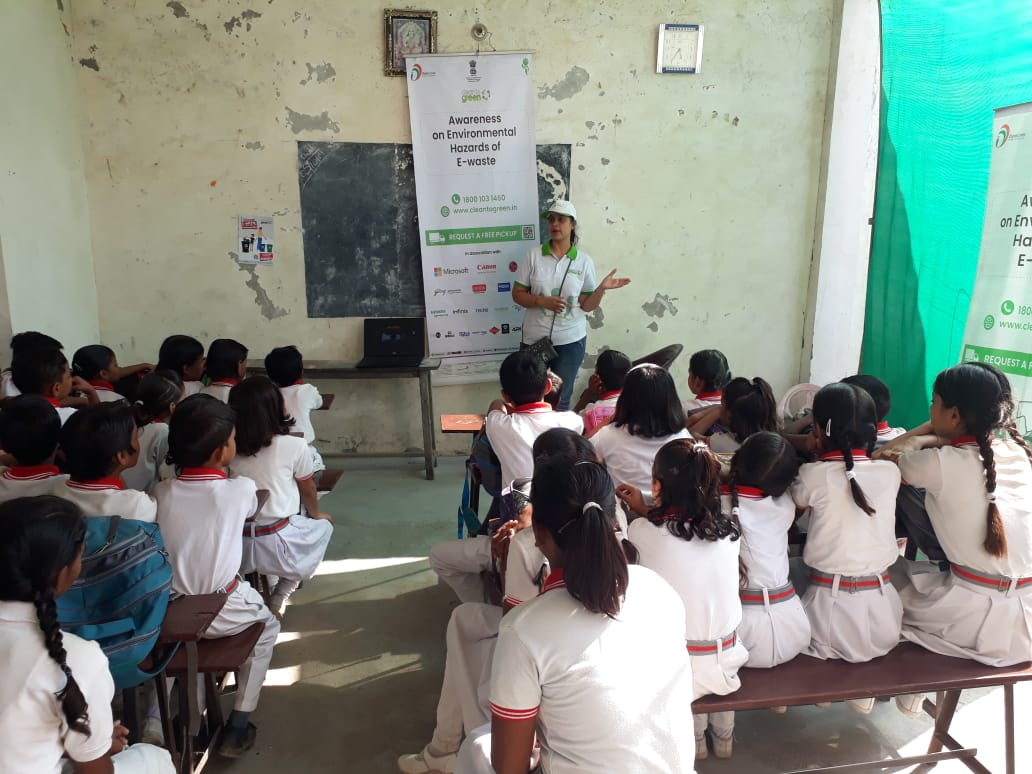 CleanToGreen's tweet photo. Rashmi Public School in #Jaipur is engaging its 300 #students with our #EwasteAwarenessCampaign, teaching them the importance of #ewaste recycling. #CleanToGreen #chooseyourbin https://t.co/NarJbgVZKT