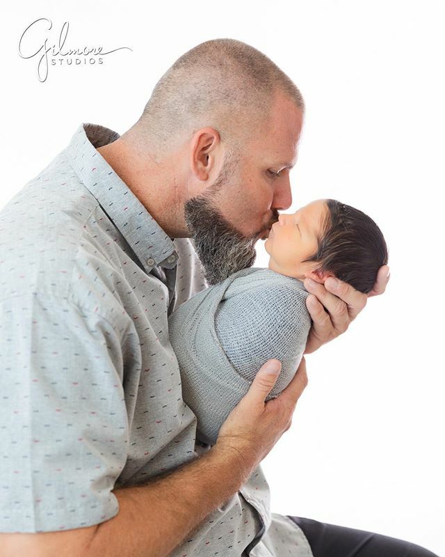 😍 brand new daddy .
.
.
.
#gilmorestudios #gilmorestudiosbabies #newportbeachbabyphotographer 
#momlife #maternity #instababy #photoshoot #newbornprops #babyphotographer #babylove #newbornsession #newbornphoto #babyphotography #photooftheday #newbornphotographer #babiesofins…