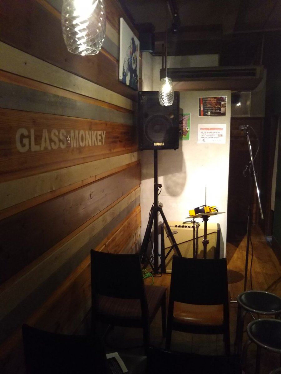 haruhisasuzuki1's tweet photo. んで?GLASS MONKEY店内。
客席からステージを望む。ステージから客席を望む。物販で「愛なき世界/モジョマス」
#ギターパンダ
#GLASSMONKEY https://t.co/wTZM5GoXyG