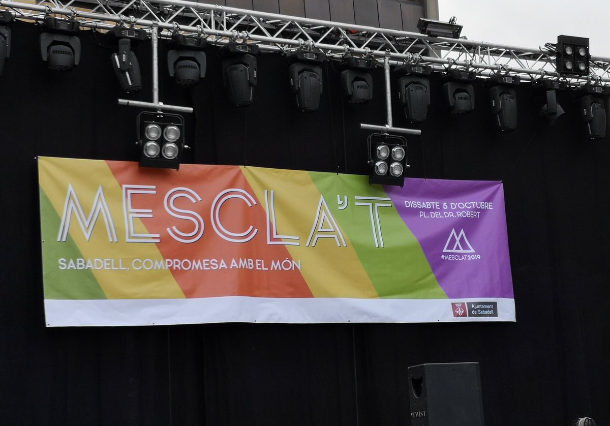 GabrielFerDiaz's tweet photo. Avui comença la 5à edició del #MESCLAT19! Un espai pensat i desenvolupat per a celebrar la riquesa de la diversitat a #Sabadell. Tallers, jocs, música en viu, repartits entre els espais de la pl. del Dr. Robert, Racó del campanar i l'Espai Carpes! @maya_hered @sbddretscivils https://t.co/Ouu6KPuPiz