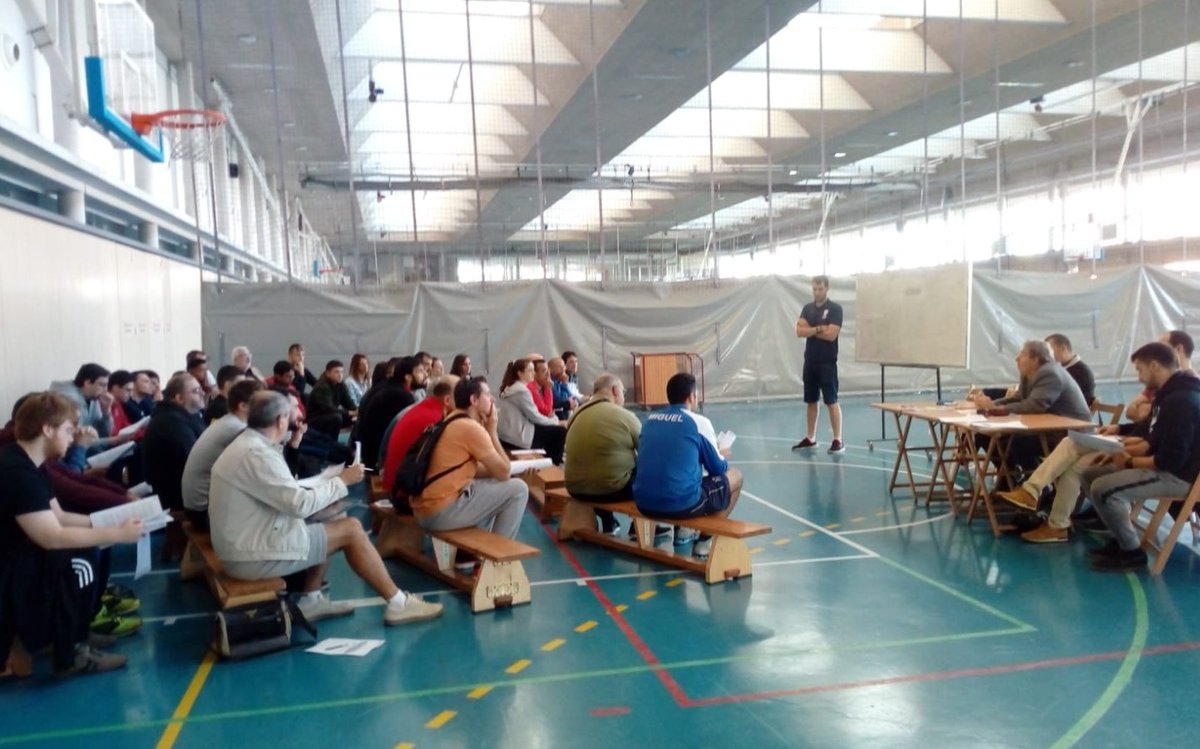 ARBITRAJE PARTICIPATIVO 🆕
Más de 50 entrenadores/as de categoría Preinfantil participan este fin de semana en el curso de formación en arbitraje participativo. Hoy, sesión en Larrabide. Mañana, en la Residencia Fuerte del Príncipe.