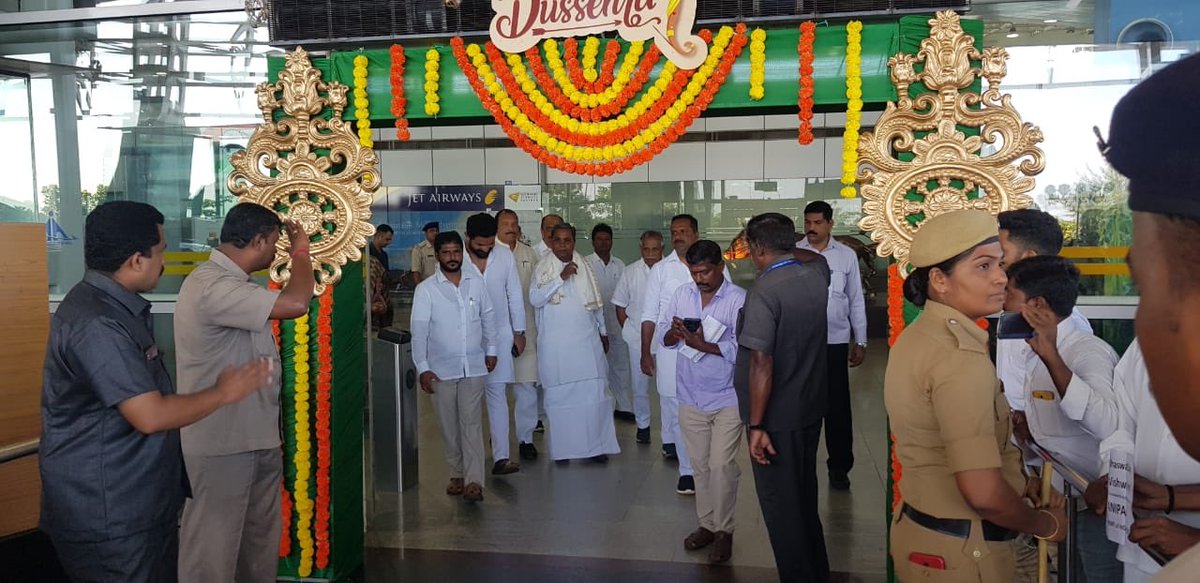 Today morning welcomed our beloved leader Shri @siddaramaiah ji with Dakshina Kannada District Congress leaders at the Mangaluru International Airport , will be accompanying him at flood hit areas in Chickmagulur District visit ! @INCKarnataka @INCIndia #KarnatakaFloods