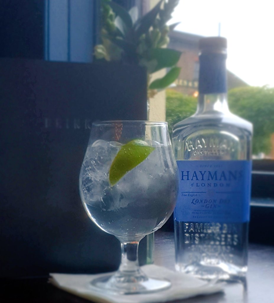 SunSW4's tweet image. Saturday in London at the sun feels like a Haymans gin kind of day. 

Were open from 12pm till 1am today 

#haymansgin #londonlife #weekendvibes #makethemost #october5th