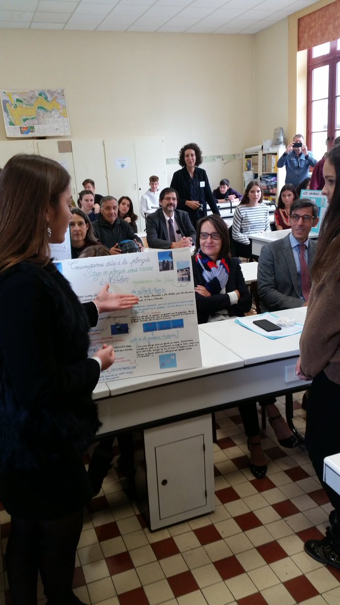 AcademieDijon's tweet photo. #FDS2019 la rectrice Nathalie Albert Moretti inaugure le village des sciences au @LyceeCarnot de Dijon. Rencontre avec des élèves et des enseignants passionnés! https://t.co/JkVOwbllpc