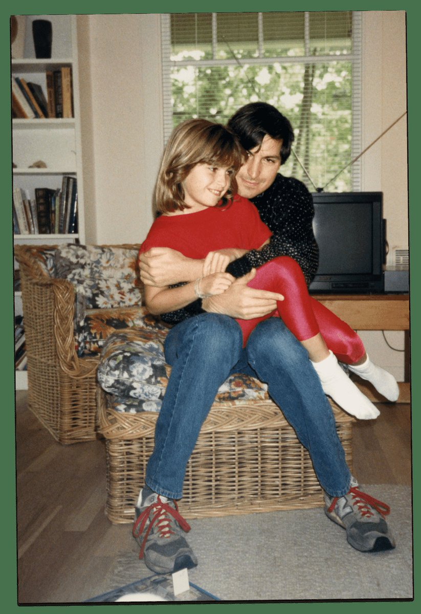 PenerbitMizan's tweet image. Hari ini, tepat 8 tahun yang lalu, dunia kehilangan seorang revolusioner di bidang teknologi digital, Steve Jobs.

Putri sulungnya, bercerita tentang hubungan rumit antara dirinya dengan Steve dalam memoar #SmallFry yang terbit September 2018 lalu.

#memoarsmallfry