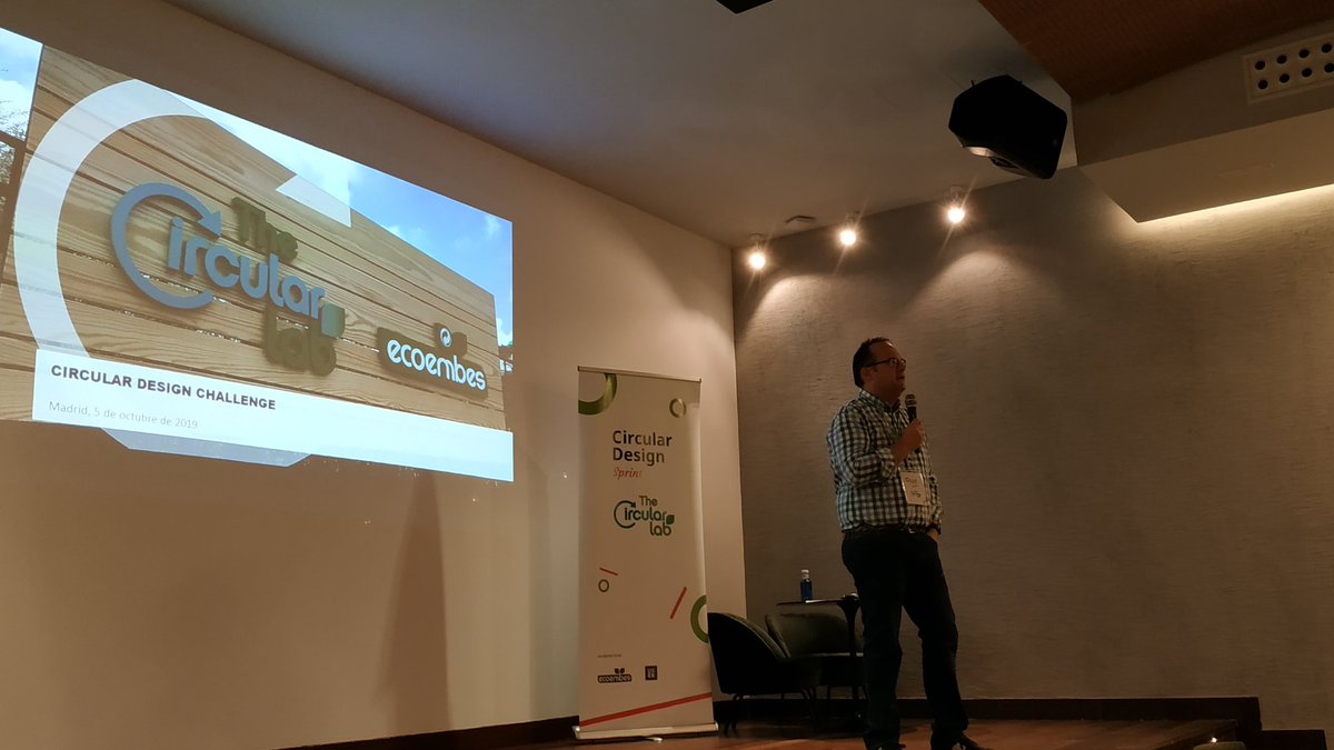 arivsal's tweet photo. #CircularDesignSprint de @TheCircularLab by @ecoembes hablan los expertos @ZacariasTorbado y @morenodecastro nos hablan de la #economiacircular y el sistema de gestión envases para sentar las bases al reto planteado https://t.co/bZjwL8y7G5