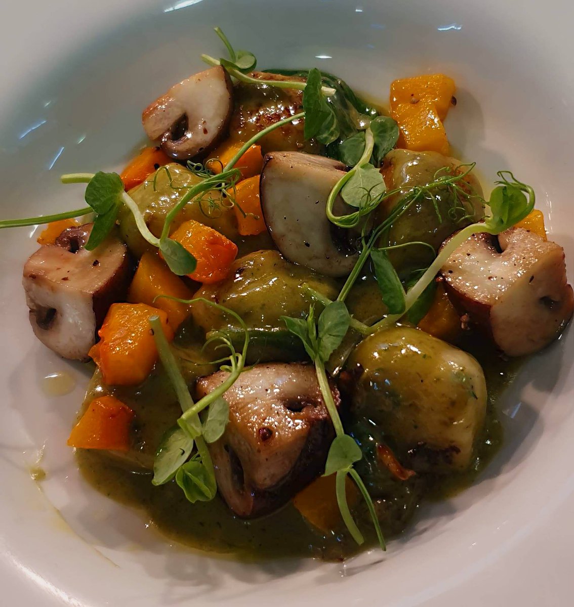 whitehartwoodst's tweet photo. ..and on tonight's specials we have, chefs homemade seared gnocchi with a spinach shallot and truffle oil sauce, roast butternut squash and juicy chestnut mushrooms. How's that for an autumn starter! #goodfood #pubgrub #countrydining #woodstreetvillage #guildford #woking #surrey https://t.co/en58blCDis