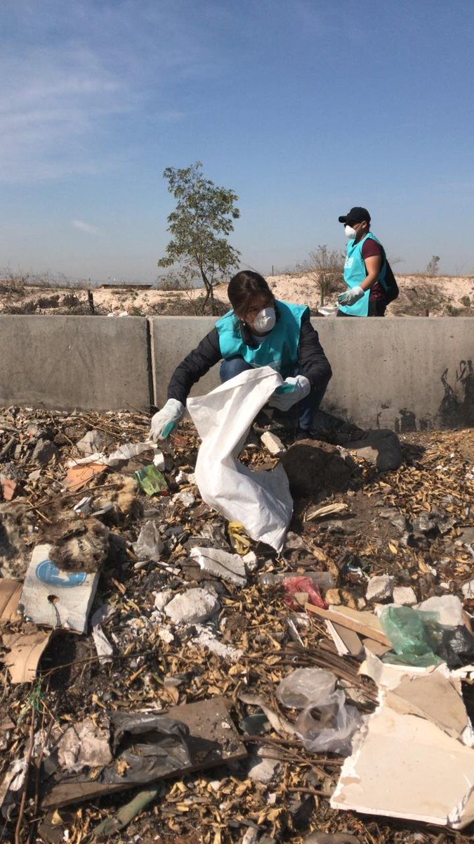 urba_social's tweet photo. HOY
Nos sumamos junto a voluntari@s de #RedMegacentro en el esfuerzo de la @CerroNaviaCL por limpiar el Mapocho.
¡Por una ribera del río menos desigual! Conoce el trabajo que impulsamos en la comuna con el parque #PérgolasdeCarrascal 👉🏽 https://t.co/p99aDELl8b https://t.co/yhSo4AS79A