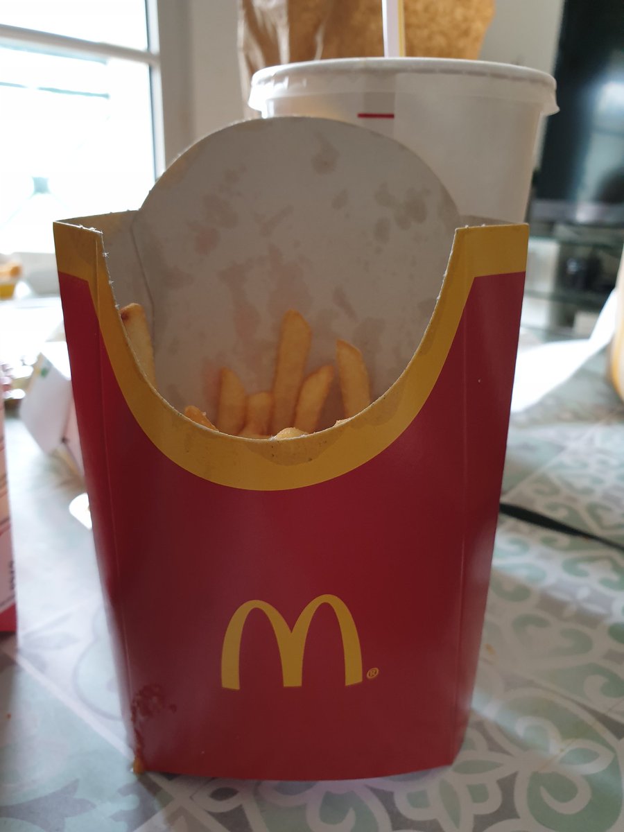 teckytony's tweet photo. @McDoFr_Newsroom bonjour, est-ce normal de commander un menu Maxi et d'avoir un frite qui ressemble à un frite de taille happy meal ? #abusé #macdo #macdocpluscequeCT #emporter=toujoursverifier https://t.co/DtA8b6GckM