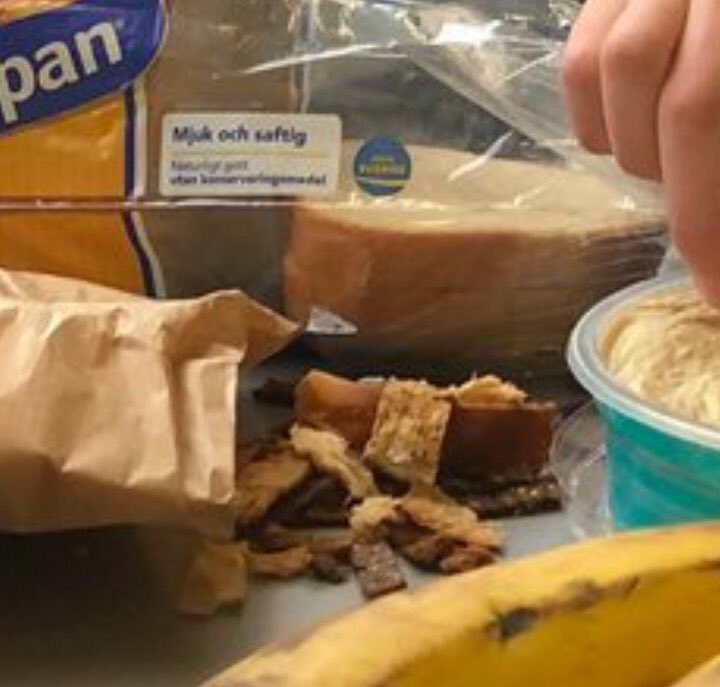 kasparsskincs's tweet photo. Piedodiet par zagtajām bildēm, bet paskaidrojiet kāpēc uz galda ir tik daudz maisiņu un plastmasas? Un pats galvenais jautājums par maizes garoziņu? 😳 #actrightnow? https://t.co/mm5KverkLH