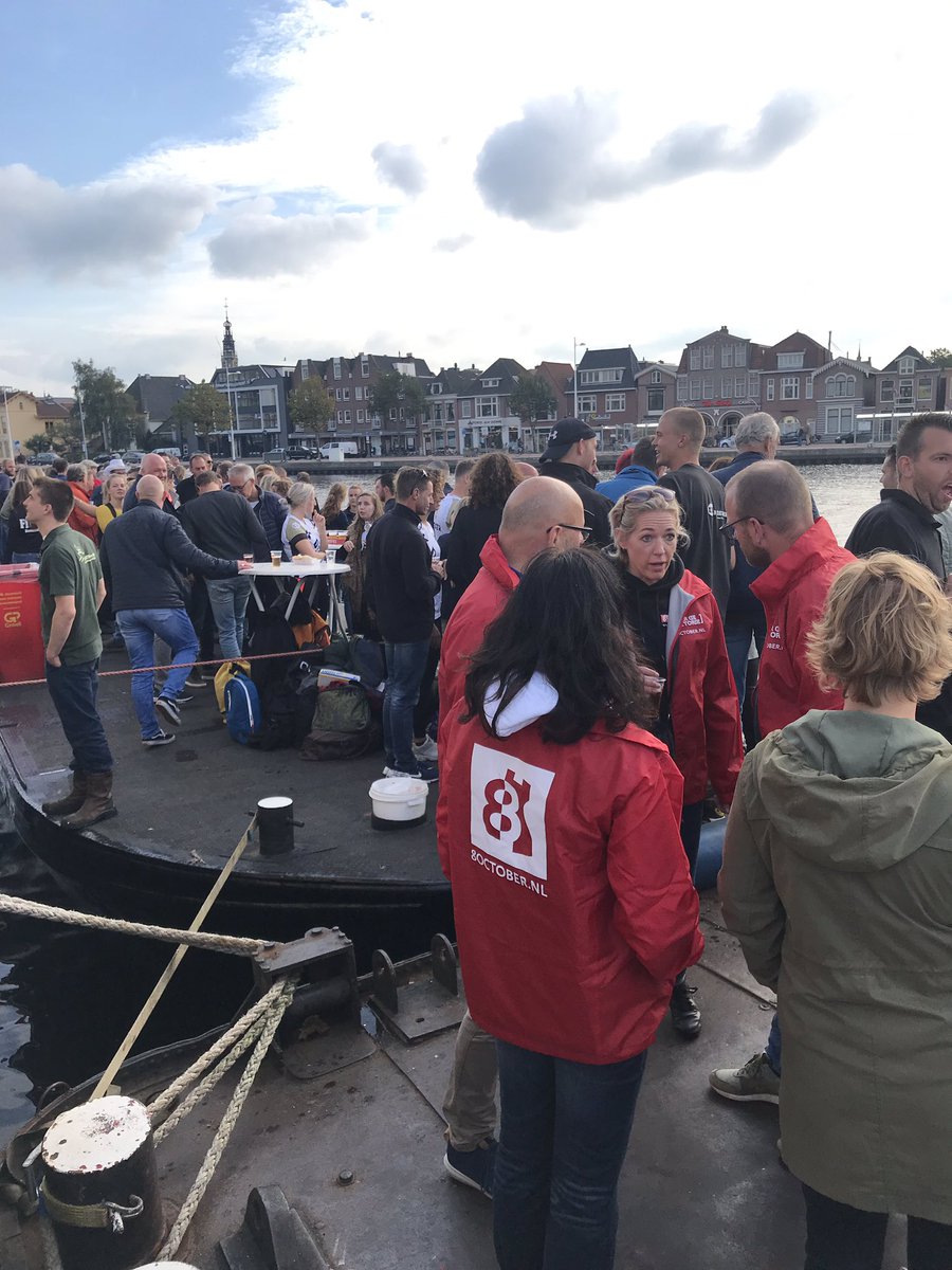 AlkmaarOntzet's tweet photo. Alom gezelligheid bij de Vlettenroeiwedstrijden op Noordhollands Kanaal. #ZeekadetkorpsAlkmaar organiseert elk jaar de fameuze roeiwedstrijd. Dit jaar weer meer teams: 28. Trots op onze partner. #VoorAlkmaardersDoorAlkmaarders #AlkmaarOntzet2019 #ikvierdevictorie https://t.co/5T1hkl958M