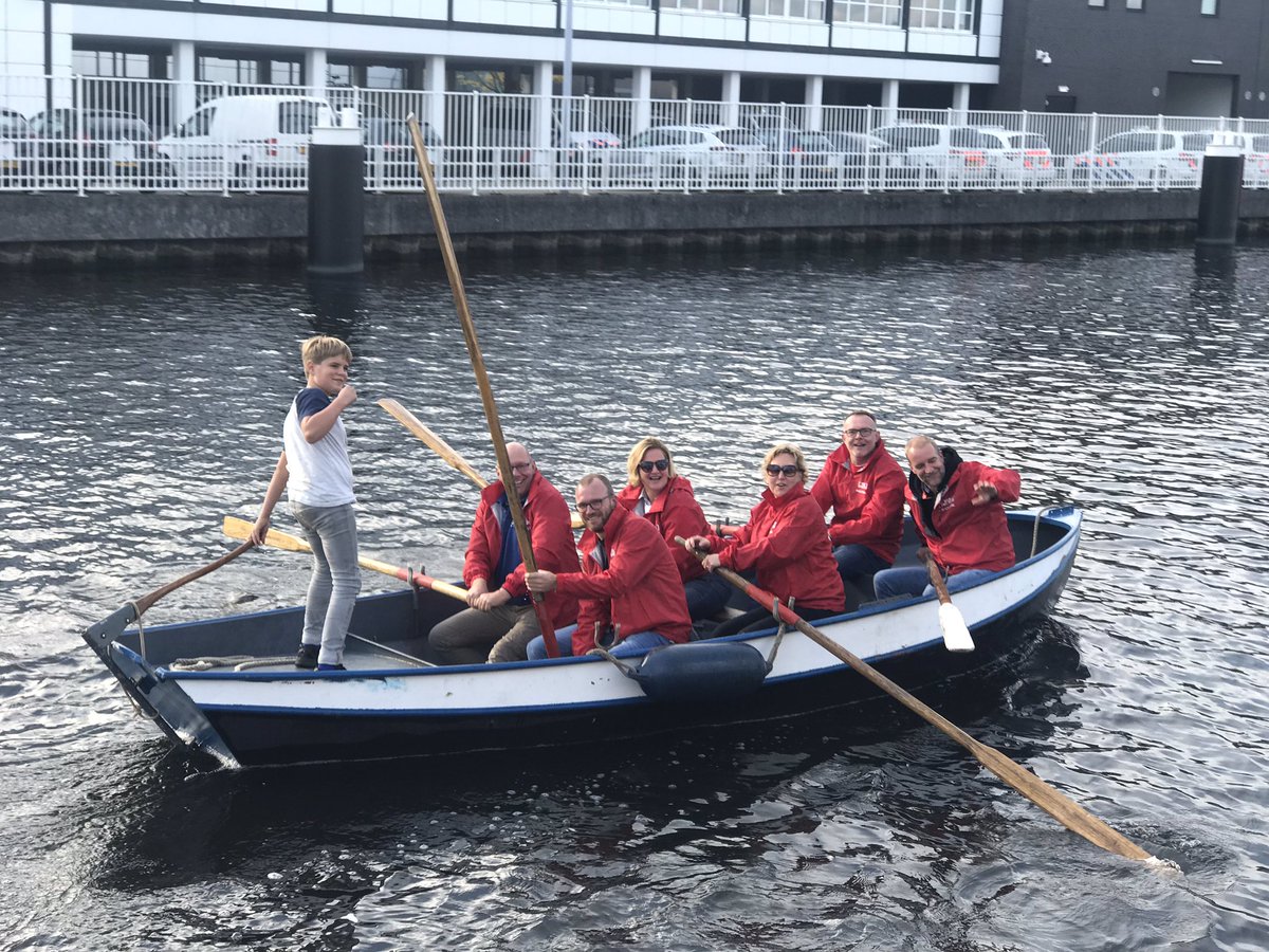 AlkmaarOntzet's tweet photo. Alom gezelligheid bij de Vlettenroeiwedstrijden op Noordhollands Kanaal. #ZeekadetkorpsAlkmaar organiseert elk jaar de fameuze roeiwedstrijd. Dit jaar weer meer teams: 28. Trots op onze partner. #VoorAlkmaardersDoorAlkmaarders #AlkmaarOntzet2019 #ikvierdevictorie https://t.co/5T1hkl958M