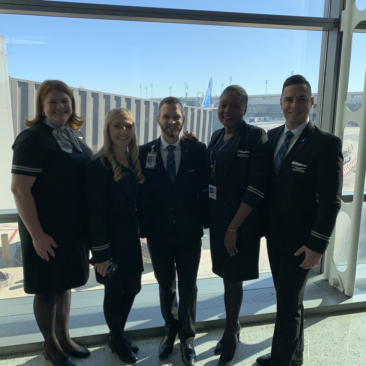 EWR Inflight Supporting Girls in Aviation Day and how lucky to be onboard #HerArtHere @weareunited @EWR_SW #UAIFSbaseEWR @StacyC_United @nbyunriedel @lisa_pizzimenti @united