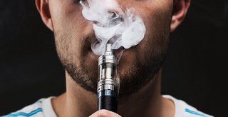 MedscapeOnc's tweet photo. More than 1000 #vaping cases only the start of this escalating health crisis.
https://t.co/OIs1GqzHGg https://t.co/hy0fVb6fAU