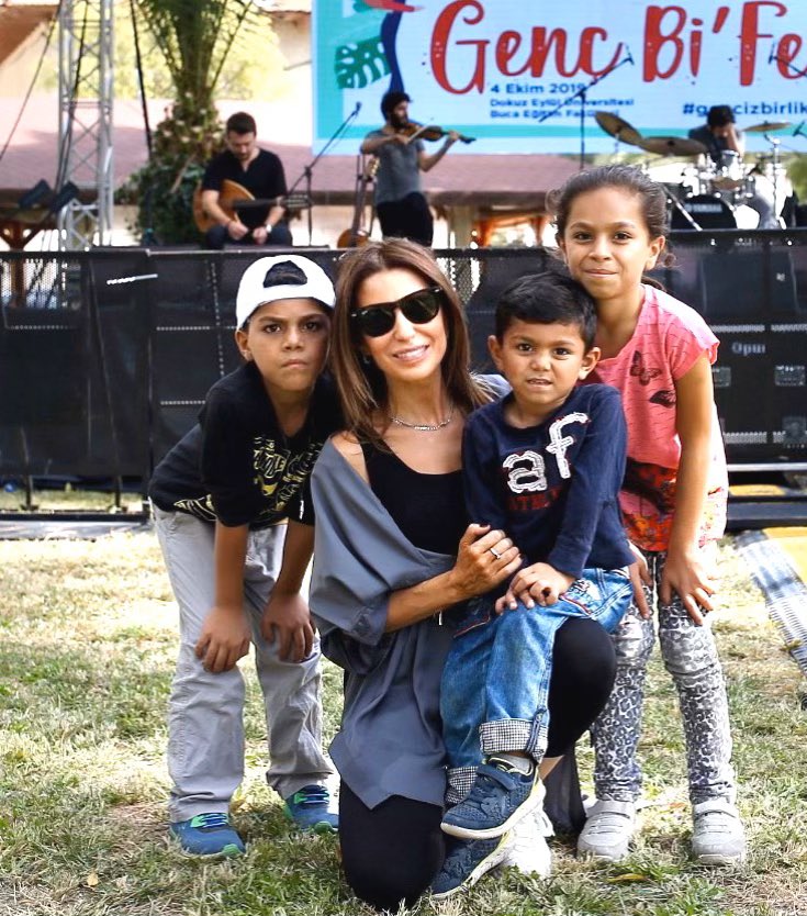 SelinUnal_TR's tweet photo. Genç bi’fest in en gençleri ve bu güzel festival için günlerdir çalışan sevgili arkadaşlarım! #UNHCR @UNHCRTurkey @Refugees https://t.co/5uBhS38vmw