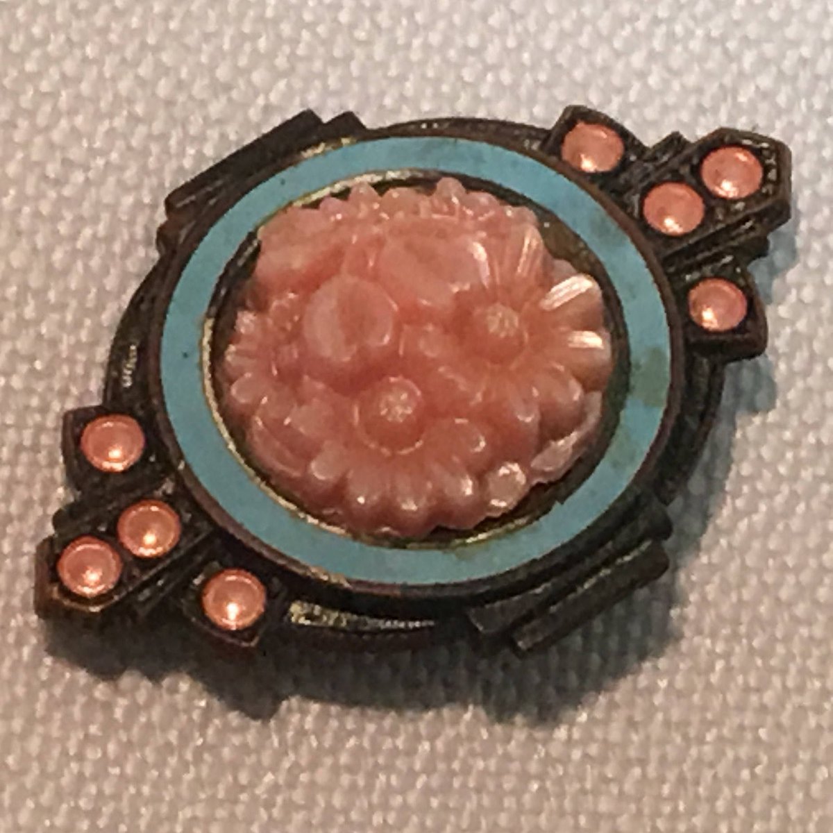 faatEtsyShop's tweet photo. Retro Retro Brooch Pin Small Collectible ANTIQUE ART DECO Pink Carved Floral Celluloid Plastic Pin With Blue Enamle Border https://t.co/VsyXPZpzZE #antique #vintage #etsyseller #Jazz #FaatEtsyShop #etsyvintage #mug #Retro https://t.co/G8KkDxCTBN