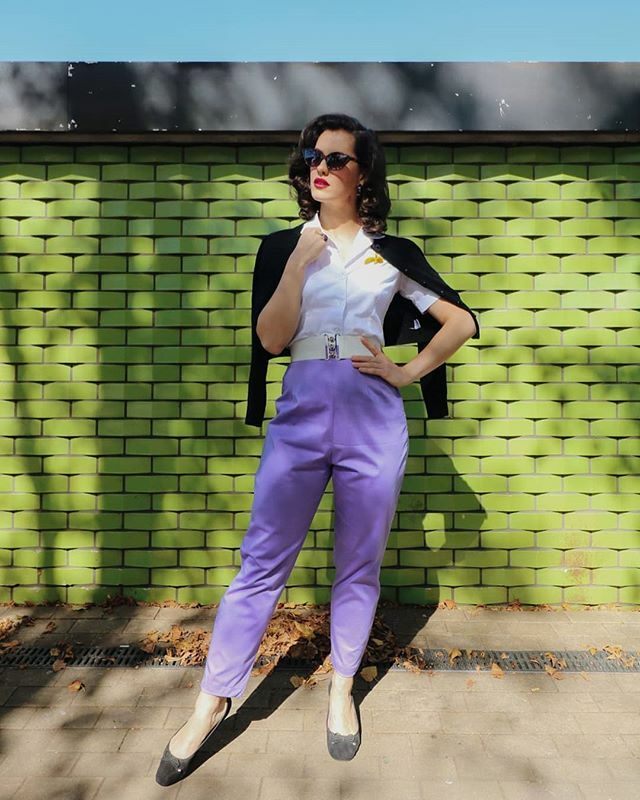 Enjoying those last dappled rays of sunshine on a chilly Autumn day. 🌤️🍂🌬️
.
How gorgeous is the colour of these capris from <a href="/ladykloves/">Lady K Loves</a>? Nothing like a pop of colour to brighten the day!
.
What's your favourite colour to add to an outfit at the mome… ift.tt/2MtabeX
