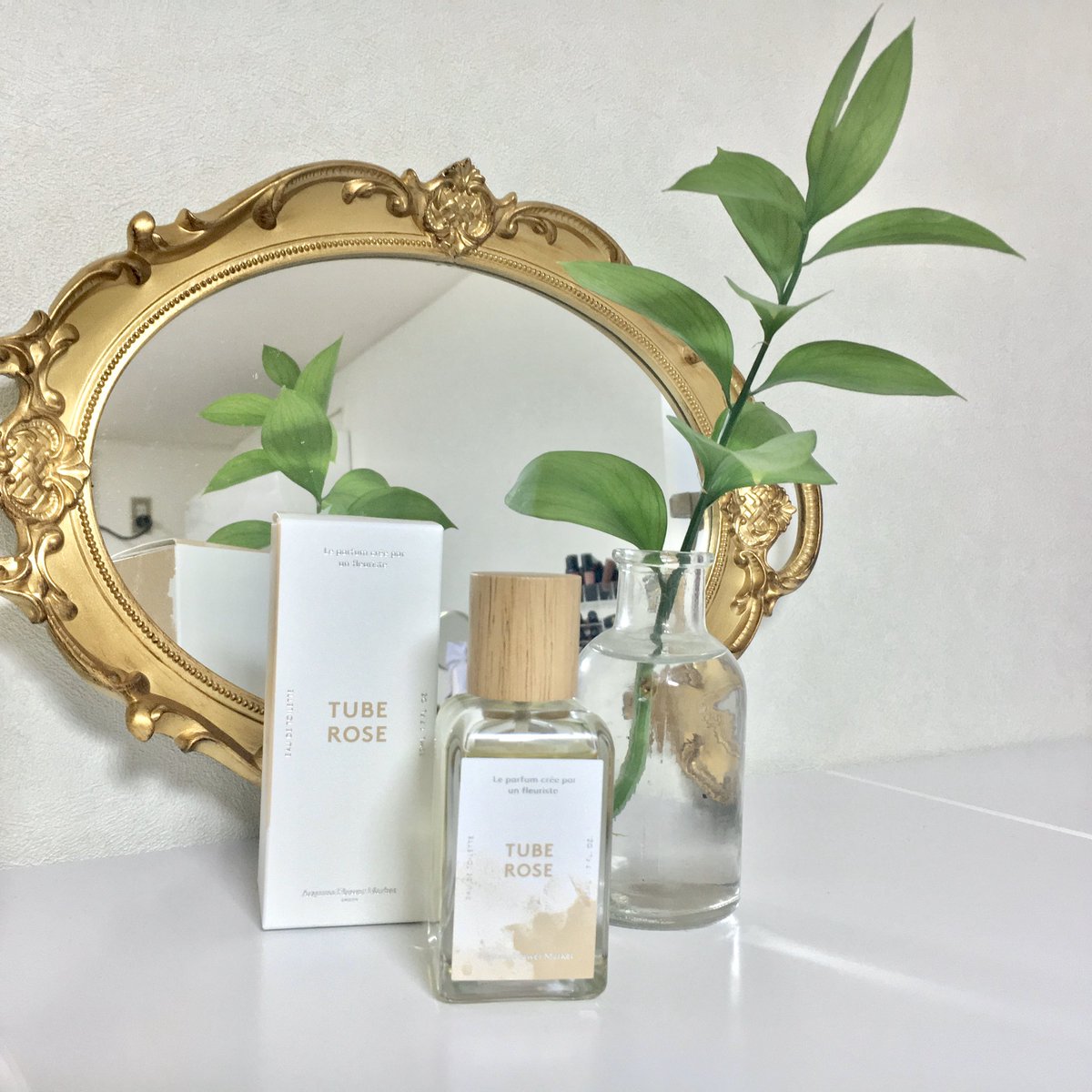 ここあここ あと チュベローズとミュゲも 香り が本当に生花なので めちゃめちゃ気に入ってる 日中は爽やかな物や 気合い入る香りをセレクトしがちなので 寝香水によく使う 朝まで香り が残っていて 起きた時 ふわっーと自分からお花の香りが