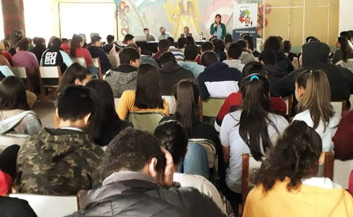 Continuamos trabajando en  #PrevencionDeAdicciones tras el mensaje del Gobernador @domingopeppo.#HazTuParte brindó Jornada de Concientización sobre Adicciones a alumnos de 1,2,3,4 y 5 to de E.E.S n°81 'Juana A. De Padilla' #Makalle
@ChacoGobierno 
@SeguridadChaco 
@FantinNestor