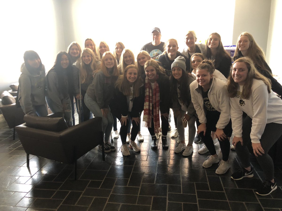 PHSVarsityVball's tweet photo. 🐝🏐🖤💛 The PHSVB program was out helping Food For Thought and NWO Food Bank today! #JacketsGivingBack #TeamCommunityLove https://t.co/o6wcf13HGw