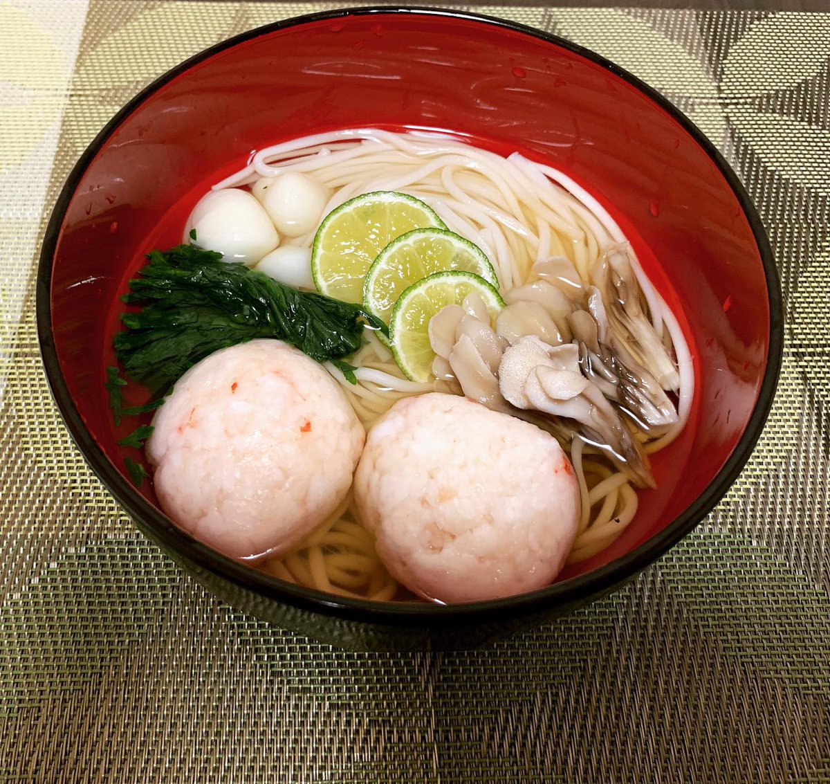 爽麺 V Twitter 海老しんじょの素麺 海老しんじょ 春菊 ユリ根 平茸 すだちの温かい素麺です 春菊とすだちの香りが しんじょの柔らかさと ユリ根のホクホク感 そしてきのこの食感が楽しい 森脇製麺 半田そうめん そうめん 素麺 おうちごはん 料理