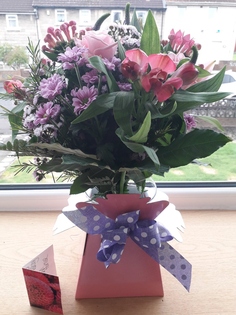 glasgow_physio's tweet photo. What a lovely surprise this morning. Thank you to one of the most inspiring, supportive Consultants I've had the pleasure to work with! #DrHunter #legend #rheumatology #onwardsandupwards @NHSGGCnorthAHP https://t.co/4G9xYOpyML