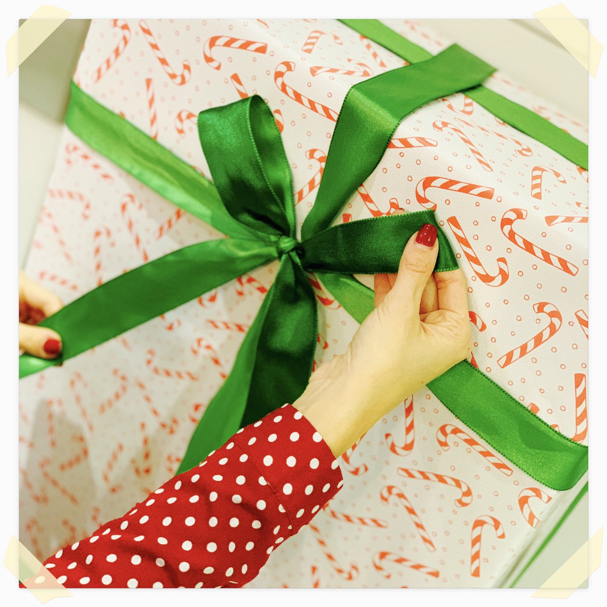 _allwrappedupuk's tweet photo. We love this very, very large gift, gift wrapped by @thatsawrapessex 
 Very comical to watch, especially after a bottle of wine ... but love the finished item All Wrapped Up UK
#giftwrapping #largegift #wrappingpaper #designbyallwrappedupuk #allwrappedupuk #thatsawrapessex https://t.co/jlTL36JMNb