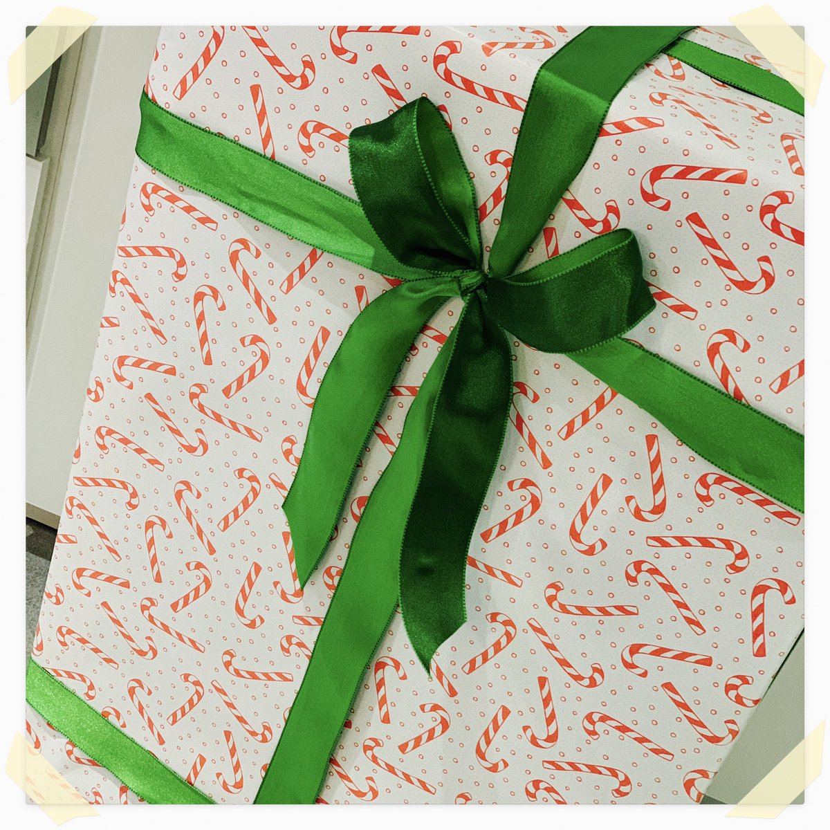 _allwrappedupuk's tweet photo. We love this very, very large gift, gift wrapped by @thatsawrapessex 
 Very comical to watch, especially after a bottle of wine ... but love the finished item All Wrapped Up UK
#giftwrapping #largegift #wrappingpaper #designbyallwrappedupuk #allwrappedupuk #thatsawrapessex https://t.co/jlTL36JMNb