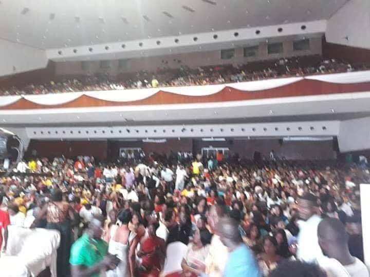 Monsieur_SIS's tweet photo. Concert dédicace de Grand P à guichet fermé au palais du peuple Eh AH 🙏❤️ https://t.co/4vLS5tasF3